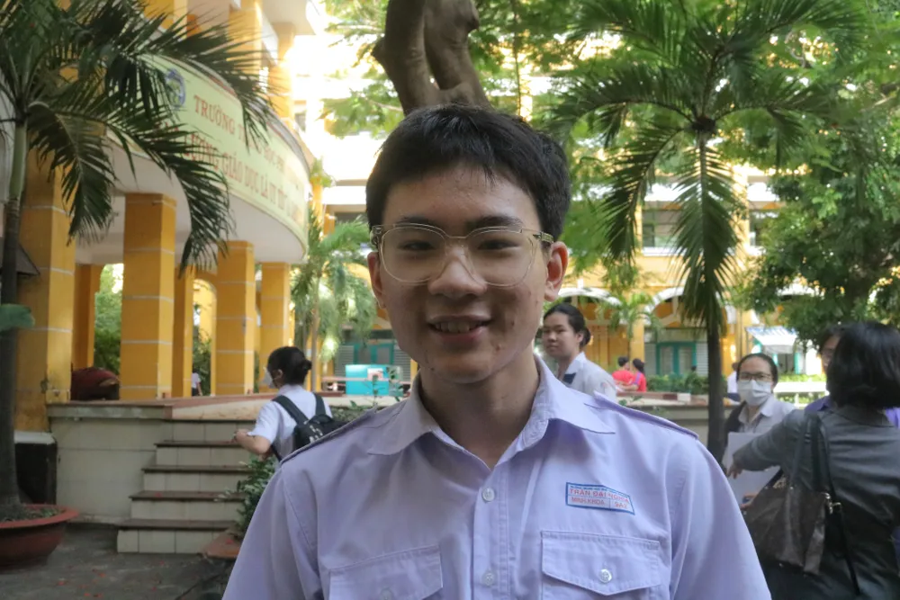 Thí sinh Đoàn Đỗ Minh Khoa (học sinh trường THCS Trần Đại Nghĩa) thấy đề Toán chuyên khó hơn những năm trước. Ảnh: TRẦN MINH Thí sinh Đoàn Đỗ Minh Khoa (học sinh trường THCS Trần Đại Nghĩa) thấy đề Toán chuyên khó hơn những năm trước. Ảnh: TRẦN MINH