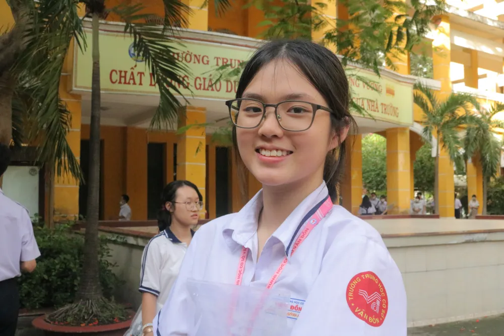 Thí sinh Lê Huỳnh Anh (học sinh trường THCS Vân Đồn) cảm thấy tự tin sau khi thi xong. Ảnh: TRẦN MINH Thí sinh Lê Huỳnh Anh (học sinh trường THCS Vân Đồn) cảm thấy tự tin sau khi thi xong. Ảnh: TRẦN MINH