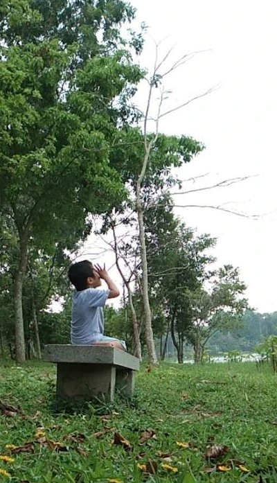 Em bé đi dã ngoại, ngắm mây. Ảnh: TRƯƠNG THẾ VINH