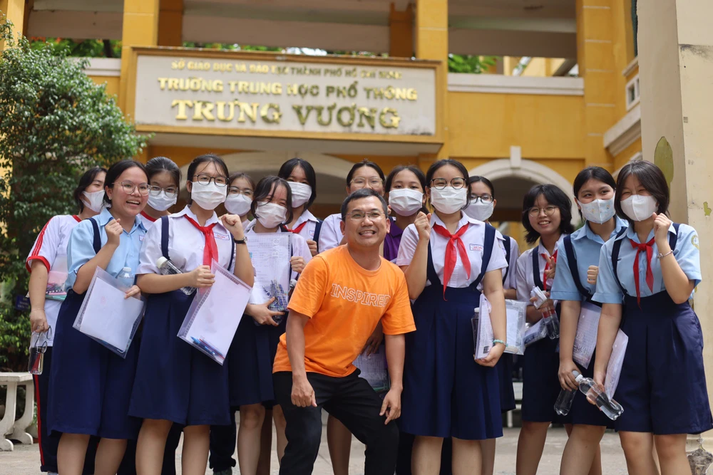 Thầy Lê Minh Kim Long cùng học trò của thầy tại trường THPT Trưng Vương. Ảnh: TRẦN MINH