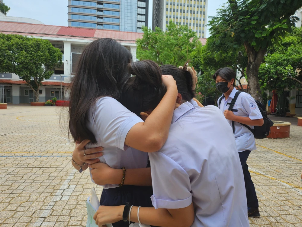 Nhóm bạn nữ vui mừng sau khi thi xong môn Toán. Ảnh: NGUYỄN QUYÊN