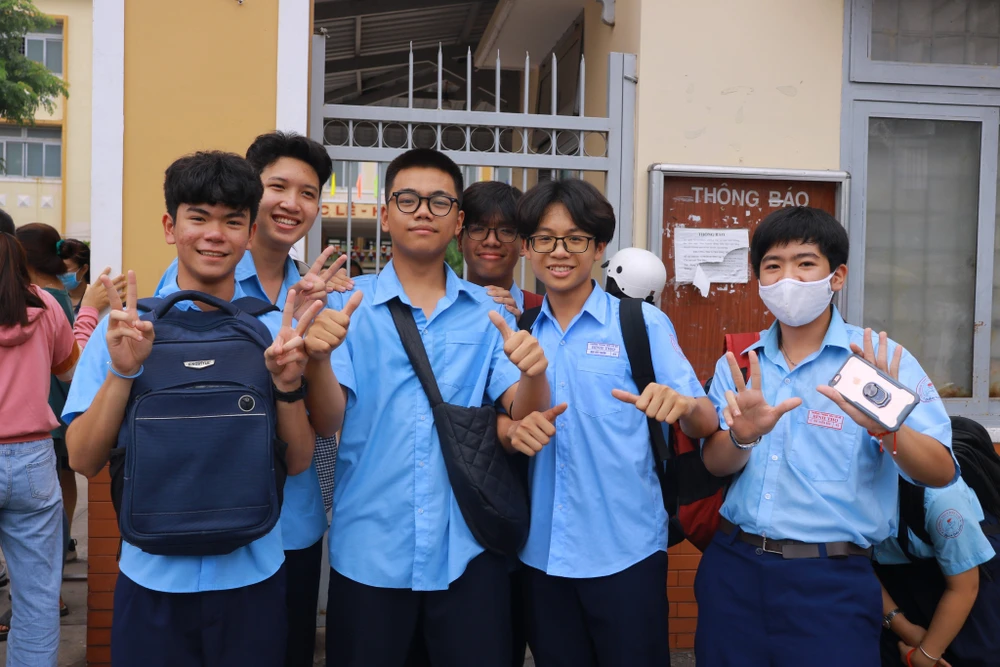 Duy Anh vui vẻ chụp ảnh lưu niệm cùng các bạn. Ảnh: VÕ THƠ