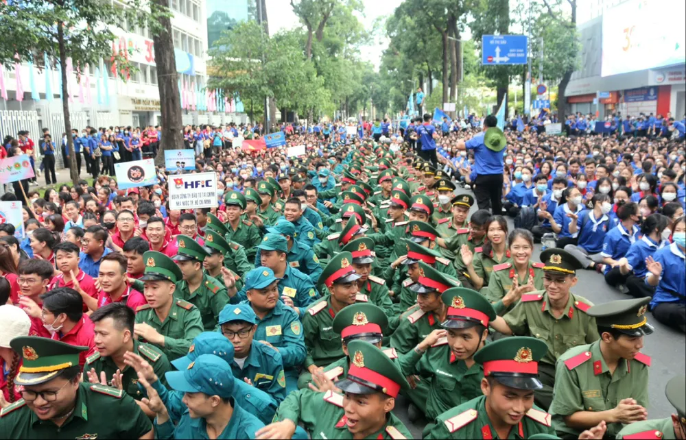 Hàng ngàn bạn trẻ tham gia lễ ra quân các chương trình, chiến dịch tình nguyện hè 2023. ẢNH: THIỆN HỢP