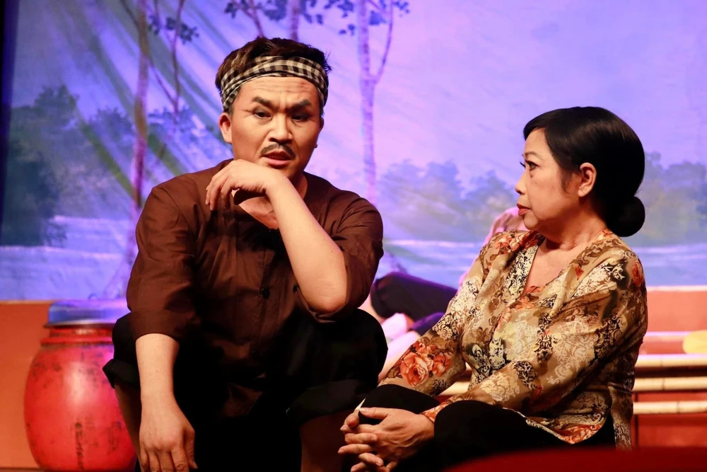 Đại Nghĩa trong vở Tía ơi má dìa của sân khấu IDECAF. Ảnh: FBNV