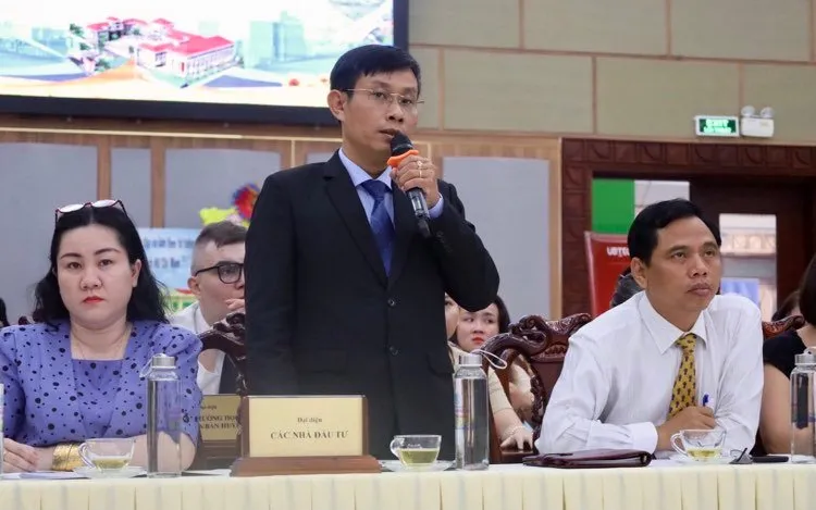 Nhà đầu tư vào lĩnh vực giáo dục nêu những khó khăn, vướng mắc về môi trường đầu tư, thu hút đầu tư của huyện Bình Chánh. Ảnh: QUỐC HƯƠNG.