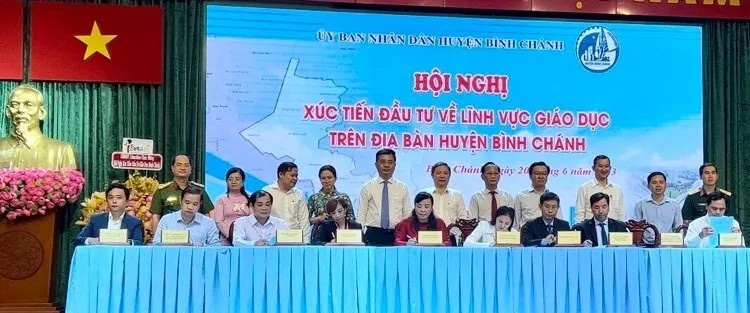 Lãnh đạo TP.HCM và huyện Bình Chánh chứng kiến phần ký kết các văn bản hợp tác giữa chính quyền huyện và nhà đầu tư. Ảnh: QUỐC HƯƠNG.