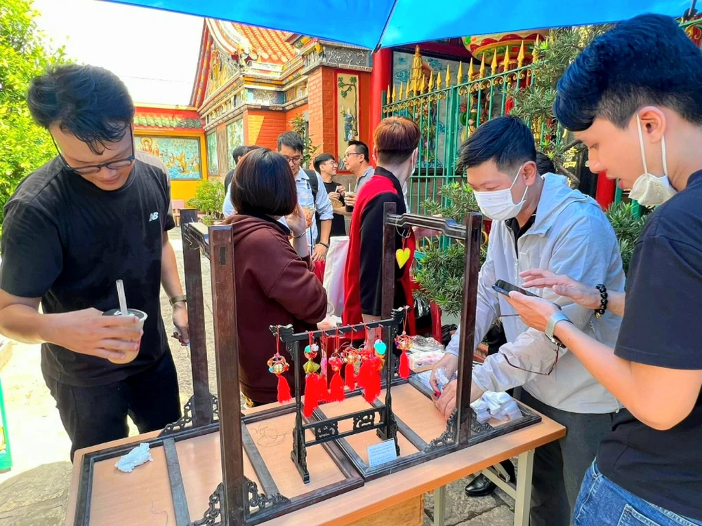 Những bạn trẻ bán túi thơm gây quỹ ở Hội Quán Ôn Lăng (quận 5, TP.HCM).