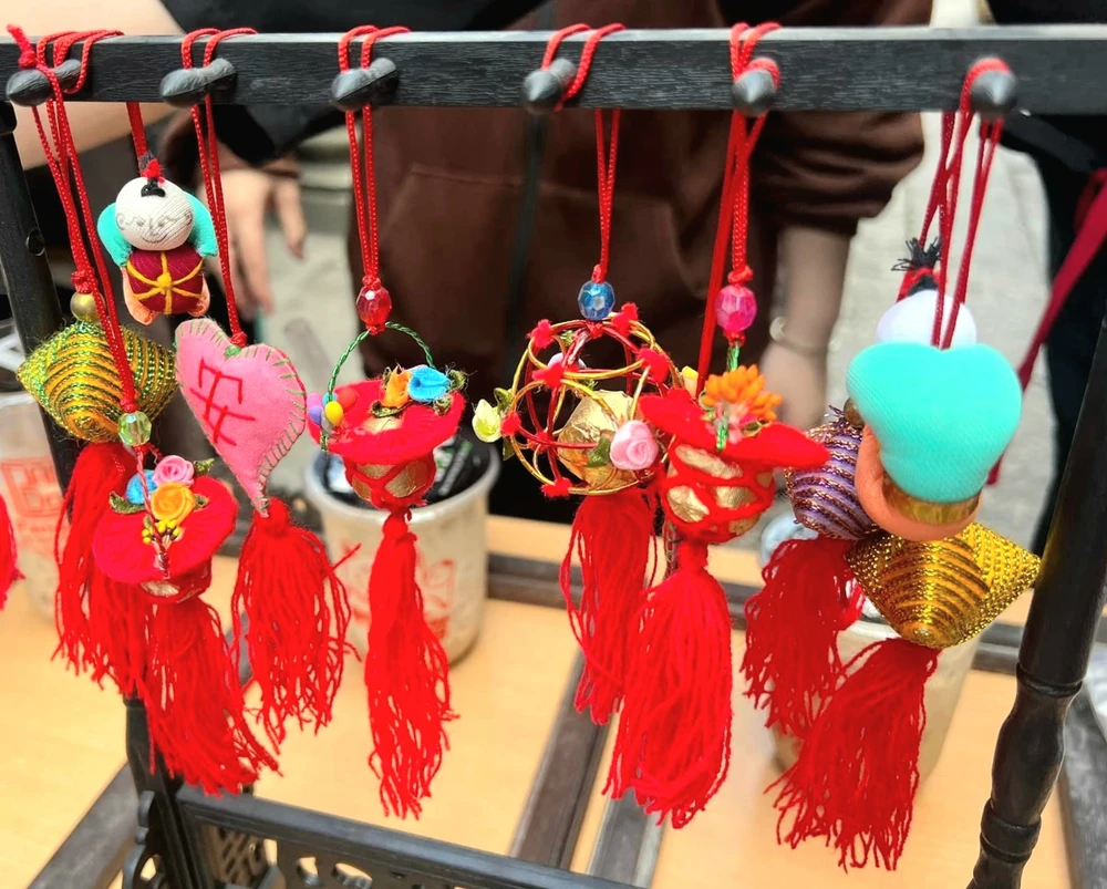 Các túi thơm bày bán đều được làm thủ công.