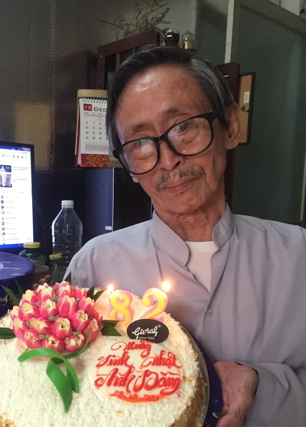 Dịch giả Đặng Phi Bằng vào ngày sinh nhật khi ông 82 tuổi. Ảnh: FBNV Dịch giả Đặng Phi Bằng vào ngày sinh nhật khi ông 82 tuổi. Ảnh: FBNV