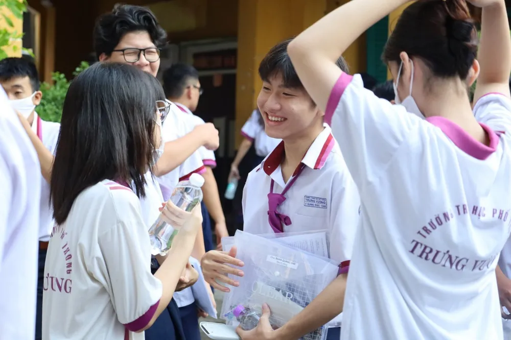 Thí sinh đến sớm trước giờ thi ở trường THPT Trưng Vương, quận 1. Ảnh: TRÍ MINH