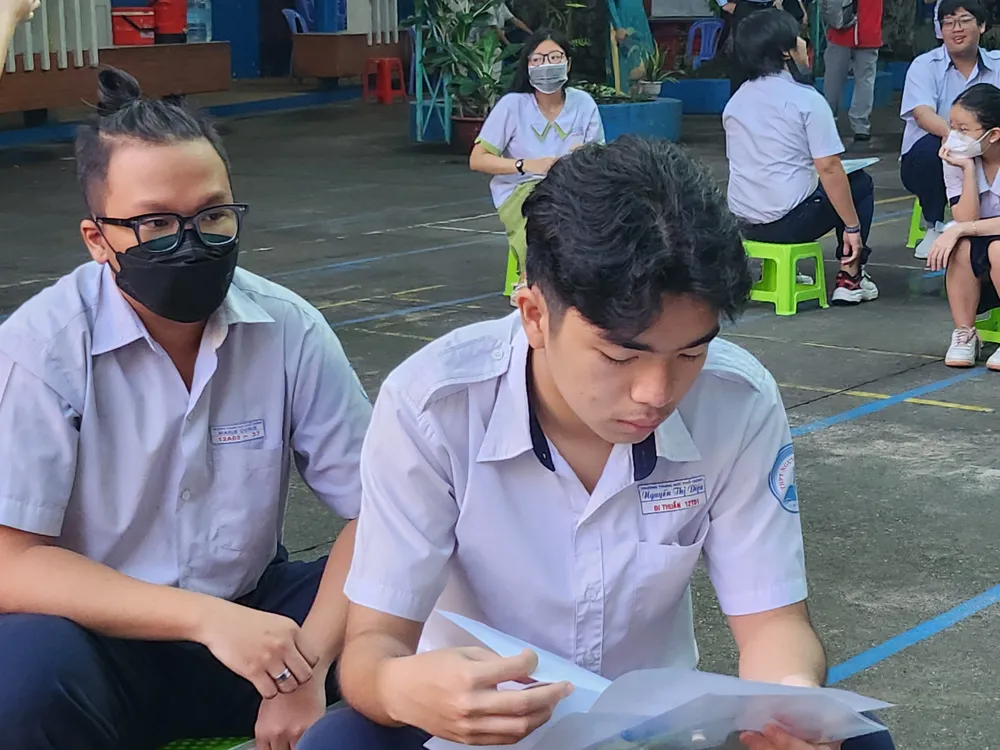 Thí sinh tranh thủ kiểm tra giấy tờ một lần nữa. Ảnh: Nguyễn Quyên