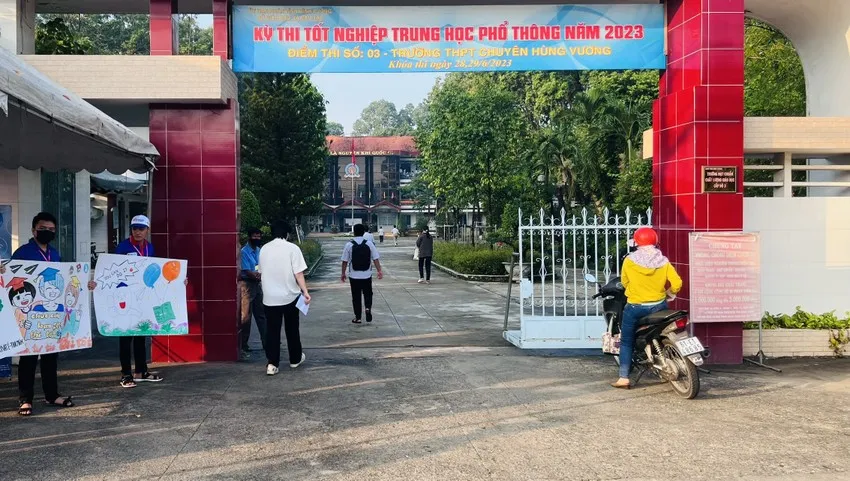 Sinh viên tình nguyện vẽ hình ảnh ngộ nghĩnh để động viên tinh thần thí sinh. Ảnh: LÊ ÁNH