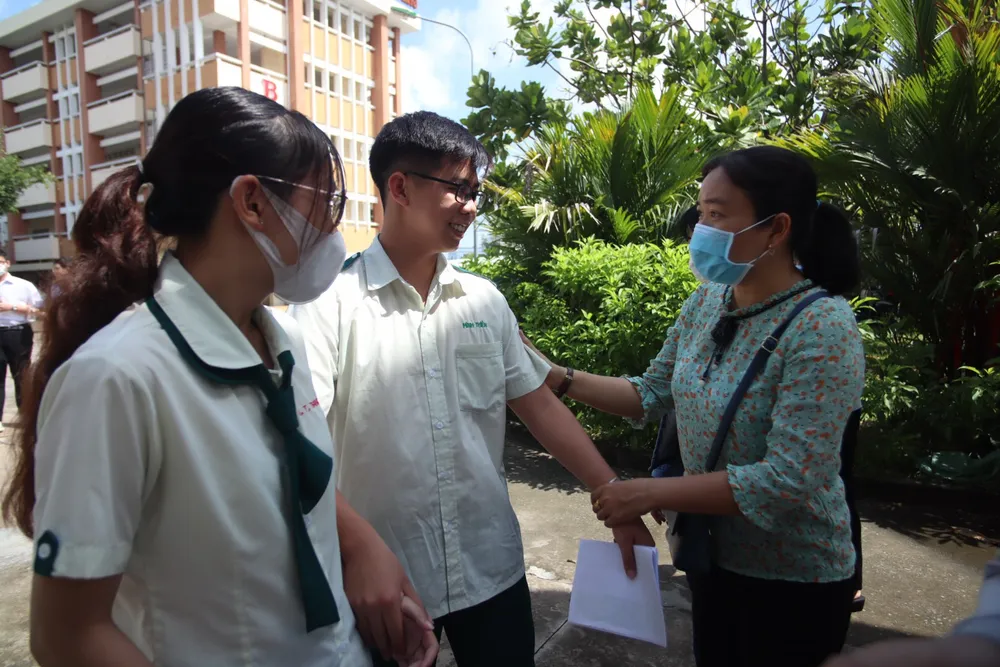 Cô giáo đón học sinh sau khi các em hoàn thành môn Văn. Ảnh: HUỲNH DU Cô giáo đón học sinh sau khi các em hoàn thành môn Văn. Ảnh: HUỲNH DU