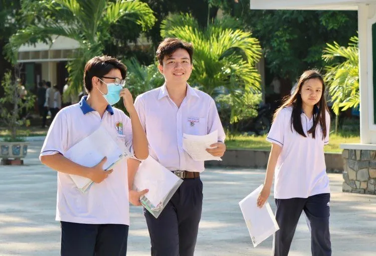 Các thí sinh tại điểm thi Trường Quốc học Quy Nhơn. Ảnh: HUY TRƯỜNG Các thí sinh tại điểm thi Trường Quốc học Quy Nhơn. Ảnh: HUY TRƯỜNG