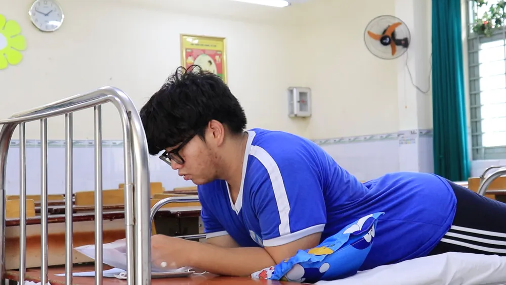 Nguyễn Minh Thiên Phong là thí sinh đặc biệt tại điểm thi THCS Nguyễn Trãi (Gò Vấp). Ảnh: TRẦN MINH