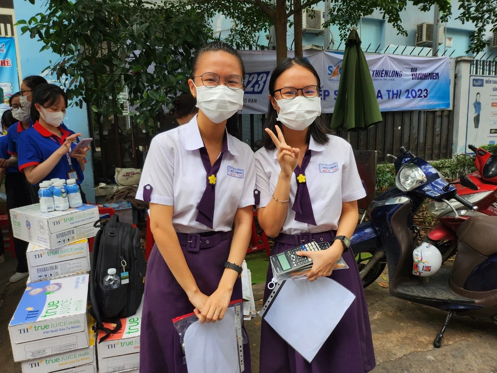 Hai chị em sinh đôi Minh Thư và Anh Thư tại điểm thi THCS Bàn Cờ. Ảnh: NGUYỄN QUYÊN