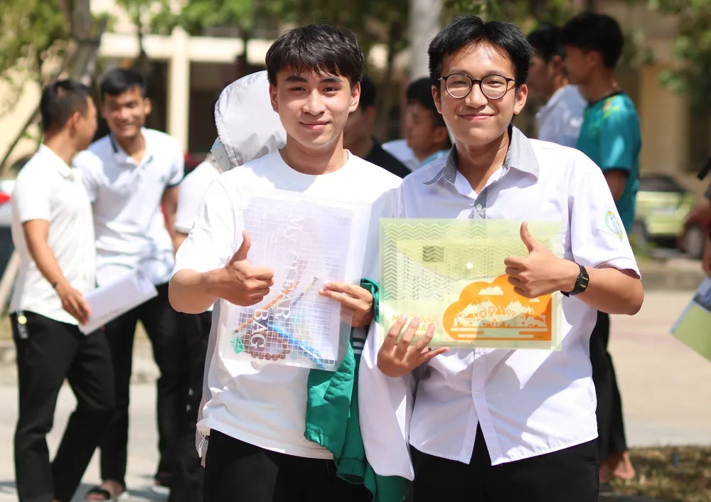 Các thí sinh cảm thấy nhẹ nhõm sau khi thi. Ảnh: BẢO THIÊN Các thí sinh cảm thấy nhẹ nhõm sau khi thi. Ảnh: BẢO THIÊN