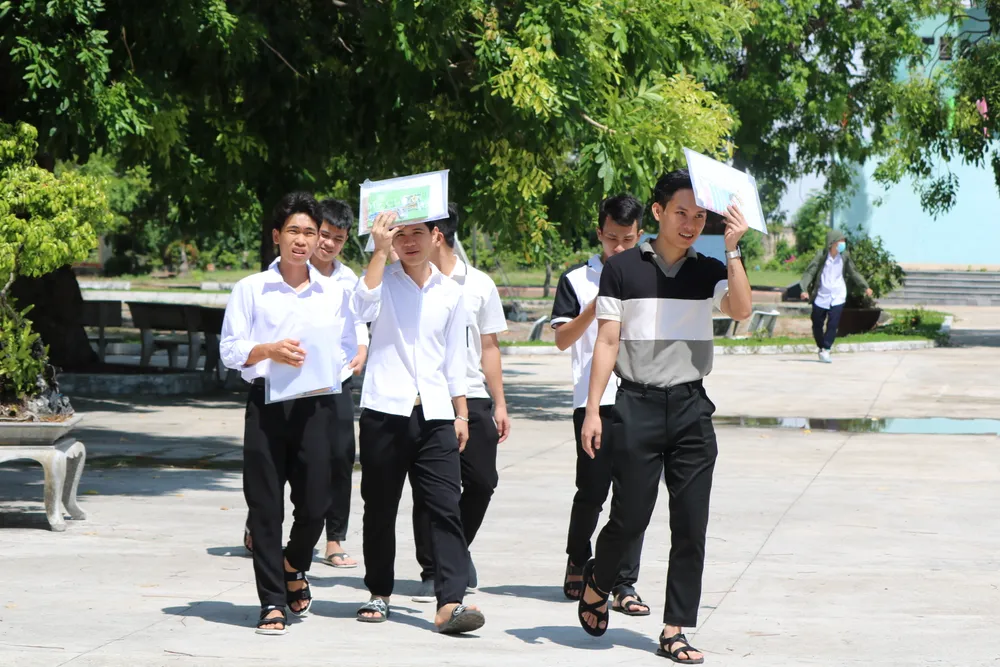 Các thí sinh trường Quốc học Quy Nhơn rời phòng thi. Ảnh: HUY TRƯỜNG Các thí sinh trường Quốc học Quy Nhơn rời phòng thi. Ảnh: HUY TRƯỜNG