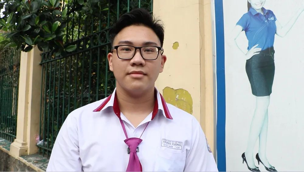 Thheo thí sinh Nguyễn Nhật Nam, trường THPT Trưng Vương quận 1, đề Văn nay ra Vợ Nhặt, em làm được 8 mặt giấy. Trước đó, ở nhà e ôn thi rất kỹ tất cả các tác phẩm nên ra đề nào em cũng có kiến thức vững chắc. Ảnh: TRẦN MINH Thheo thí sinh Nguyễn Nhật Nam, trường THPT Trưng Vương quận 1, đề Văn nay ra Vợ Nhặt, em làm được 8 mặt giấy. Trước đó, ở nhà e ôn thi rất kỹ tất cả các tác phẩm nên ra đề nào em cũng có kiến thức vững chắc. Ảnh: TRẦN MINH