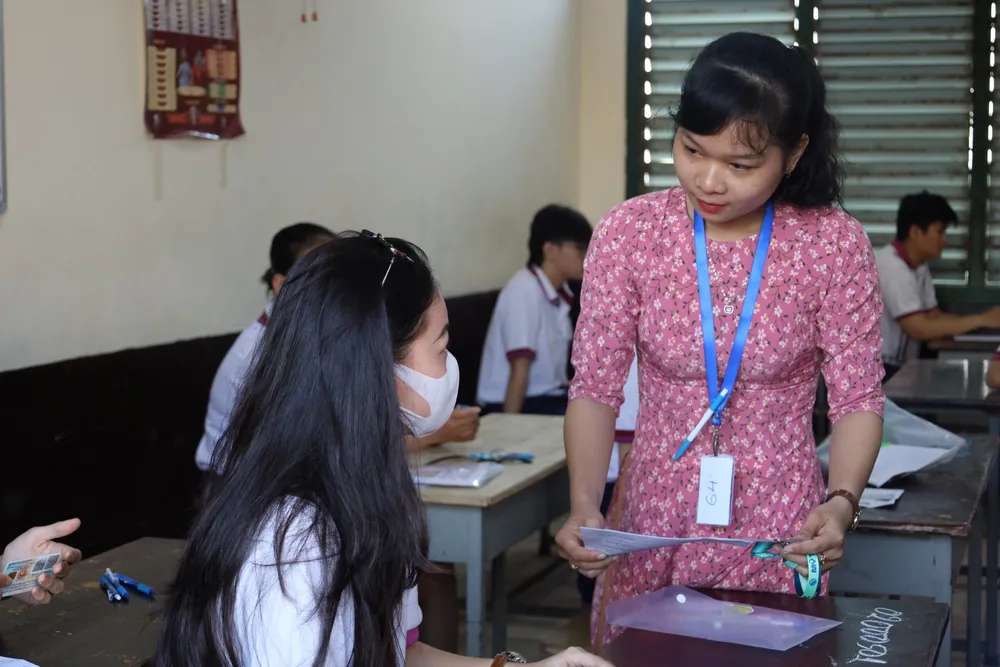 Các thí sinh vào lớp chuẩn bị thi. Ảnh: TRẦN MINH