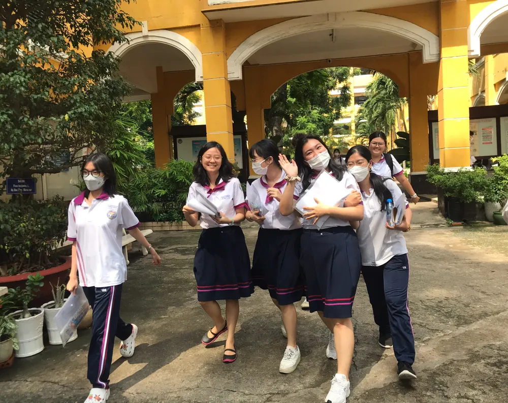 Thí sinh tại điểm thi THPT Trưng Vương, quận 1 vui vẻ sau khi thi xong môn Ngữ văn. Ảnh: TRẦN MINH Thí sinh tại điểm thi THPT Trưng Vương, quận 1 vui vẻ sau khi thi xong môn Ngữ văn. Ảnh: TRẦN MINH