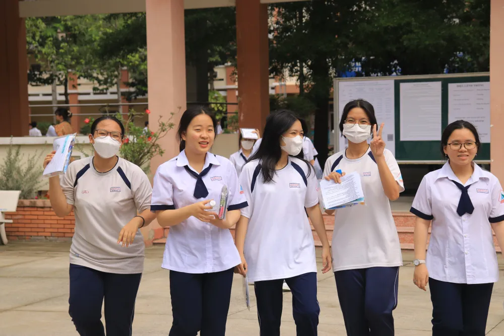 Thí sinh Trúc Linh (ngoài cùng bên phải) cùng nhóm bạn vui vẻ rời phòng thi chuẩn bị cho môn thi chiều nay. Ảnh: VÕ THƠ Thí sinh Trúc Linh (ngoài cùng bên phải) cùng nhóm bạn vui vẻ rời phòng thi chuẩn bị cho môn thi chiều nay. Ảnh: VÕ THƠ