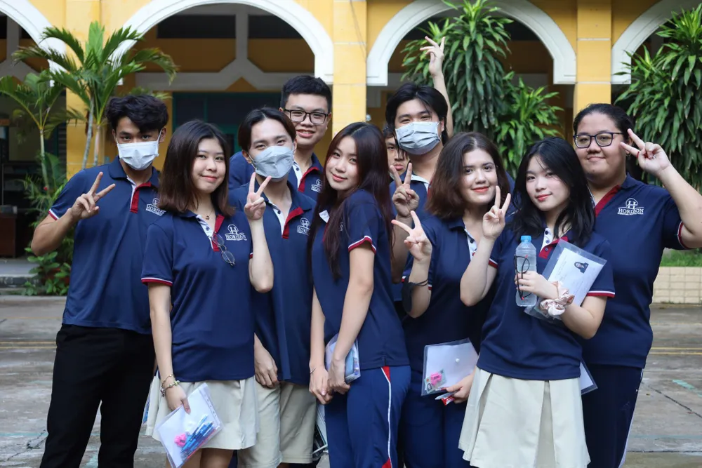 Thí sinh Dixon Nguyễn Thi Thi (thứ 3 từ trái qua) tại điểm thi trường THPT Trưng Vương, quận 1. Ảnh: TRẦN MINH Thí sinh Dixon Nguyễn Thi Thi (thứ 3 từ trái qua) tại điểm thi trường THPT Trưng Vương, quận 1. Ảnh: TRẦN MINH