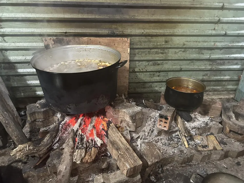 Nồi bún Huế bên bếp lửa