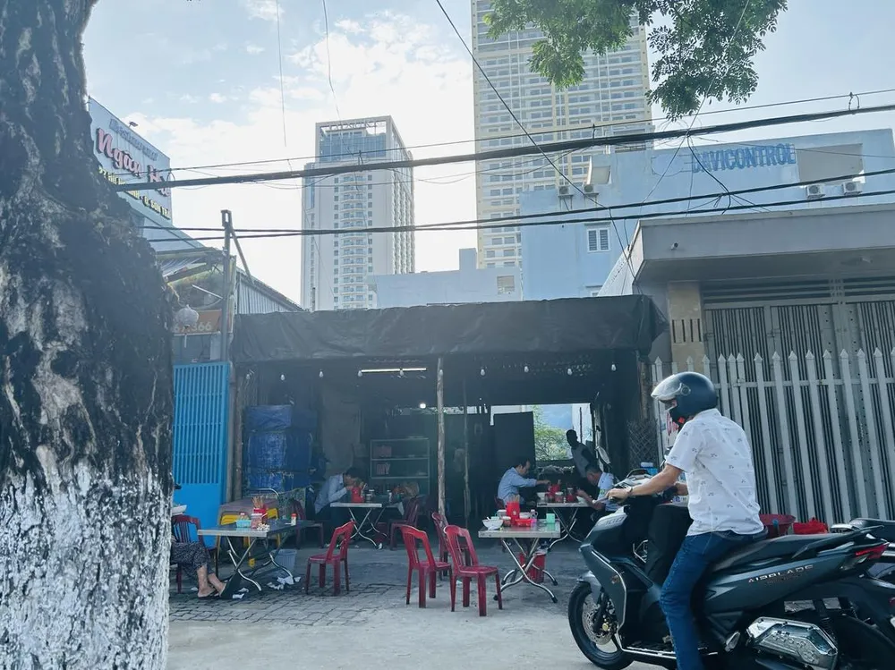 Quán bún ven đường thơm mùi khói như bếp mẹ nấu