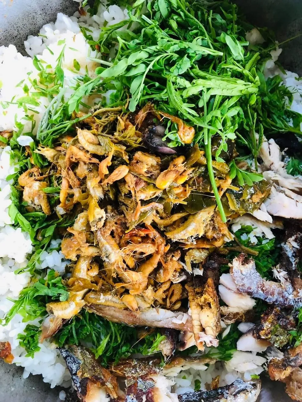 Món cơm trộn của người Chăm với nhiều thành phần, trong đó có lá me và trái me non. Ảnh: KIỀU MAILY