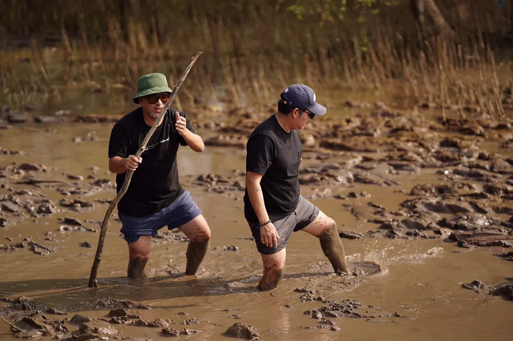 Đạo diễn Nguyễn Quang Dũng thăm dò địa hình quay phim. Ảnh: NVCC