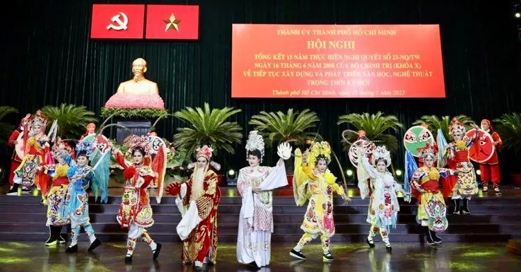 Chương trình văn nghệ do các nghệ sĩ nổi tiếng biểu diễn chào mừng hội nghị. Ảnh: QUỐC HƯƠNG.