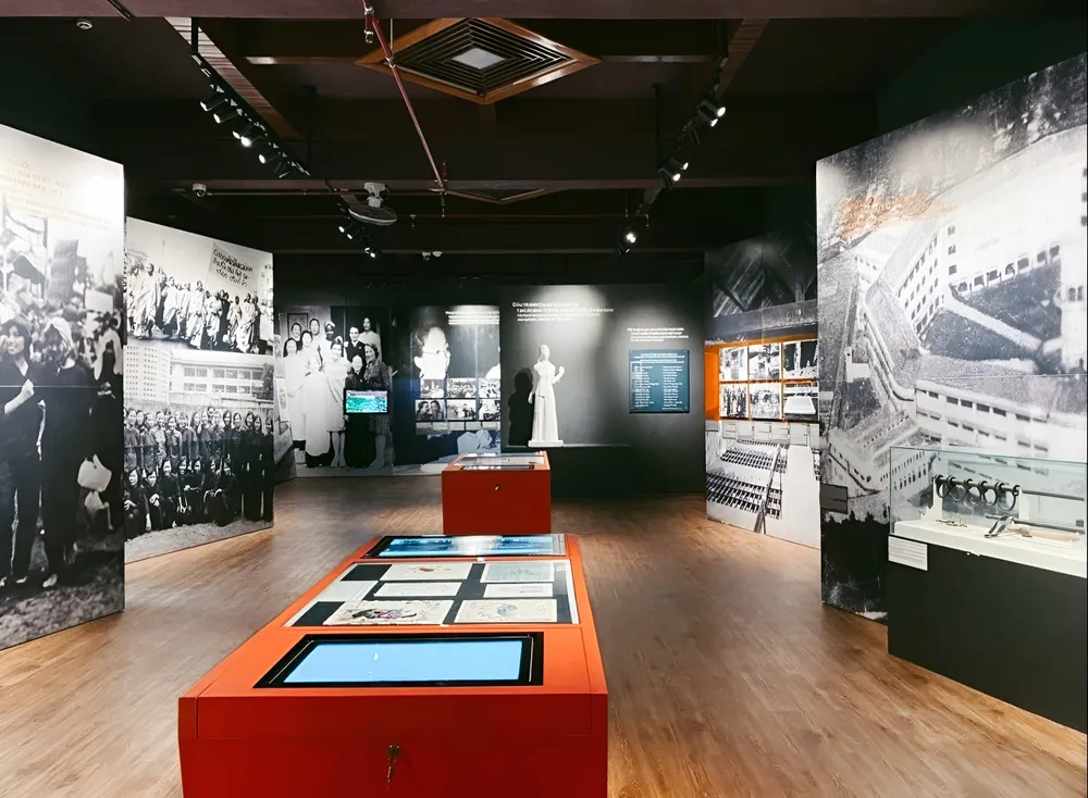 Bảo tàng Phụ nữ Nam bộ với công nghệ tương tác hiện đại 3D/360 đã giúp du khách được tận mắt cảm nhận những hiện vật như áo bà ba của các Mẹ Việt Nam Anh hùng,... Bảo tàng Phụ nữ Nam bộ với công nghệ tương tác hiện đại 3D/360 đã giúp du khách được tận mắt cảm nhận những hiện vật như áo bà ba của các Mẹ Việt Nam Anh hùng,...