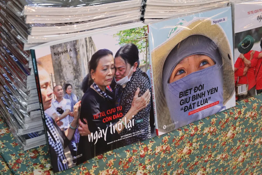 Hình ảnh trong triển lãm đa phần được trích từ 2 tập sách ảnh: Tử tù, cựu tù Côn Đảo ngày trở lại và Biệt đội giữ bình yên “đất lửa”, vừa được NXB Thông tấn phát hành.