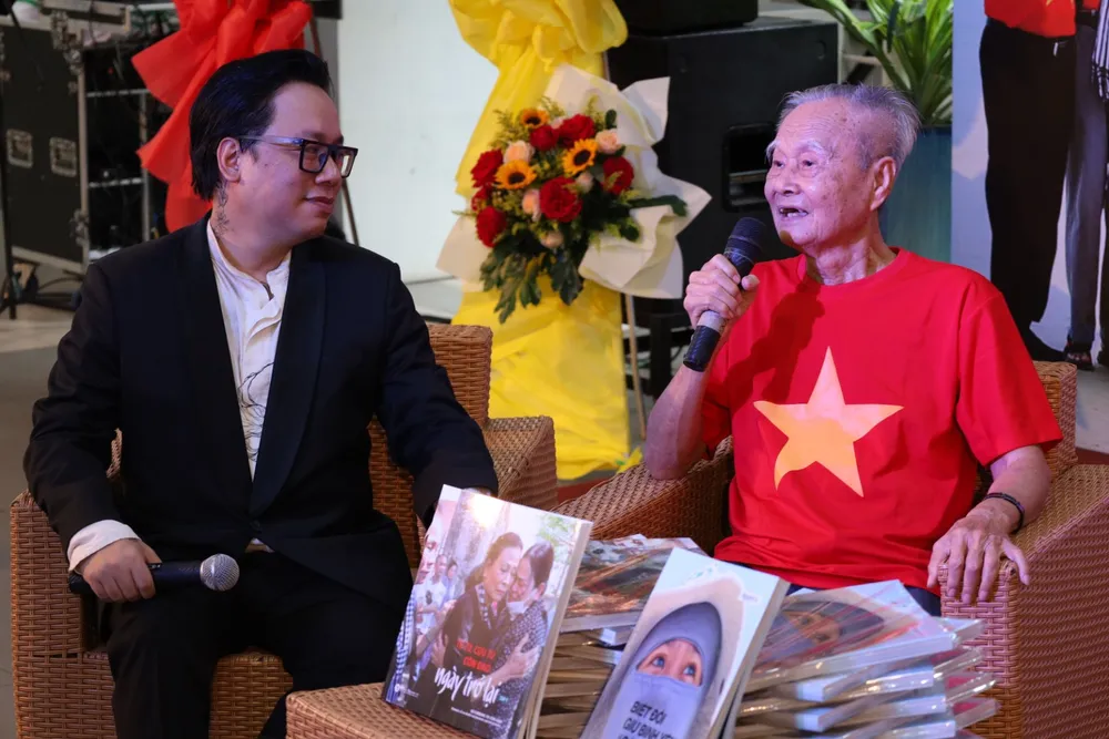 Chia sẻ với khách mời, cụ Lê Hồng Tư (tử tù Côn Đảo) bồi hồi khi lần đầu tiên hình ảnh về địa ngục trần gian Côn Đảo được trưng bày cho công chúng tham quan.