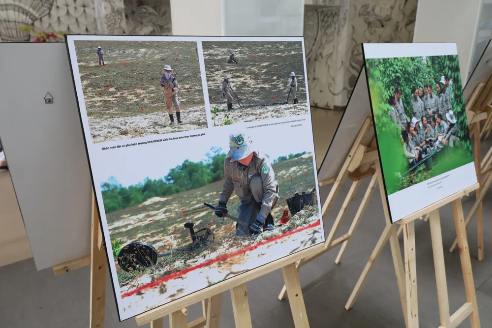 Bên cạnh đó, triển lãm còn trưng bày hình ảnh các thành viên thuộc dự án NPA/RENEW - chương trình khảo sát bom mìn của Tổ chức Viện trợ nhân dân Na Uy (NPA) hợp tác với dự án RENEW tại tỉnh Quảng Trị.
