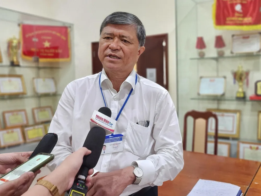 Ông Nguyễn Văn Hiếu, Giám đốc Sở GD&amp;ĐT TP.HCM trả lời báo chí bên lề cuộc họp. Ảnh: NGUYỄN QUYÊN