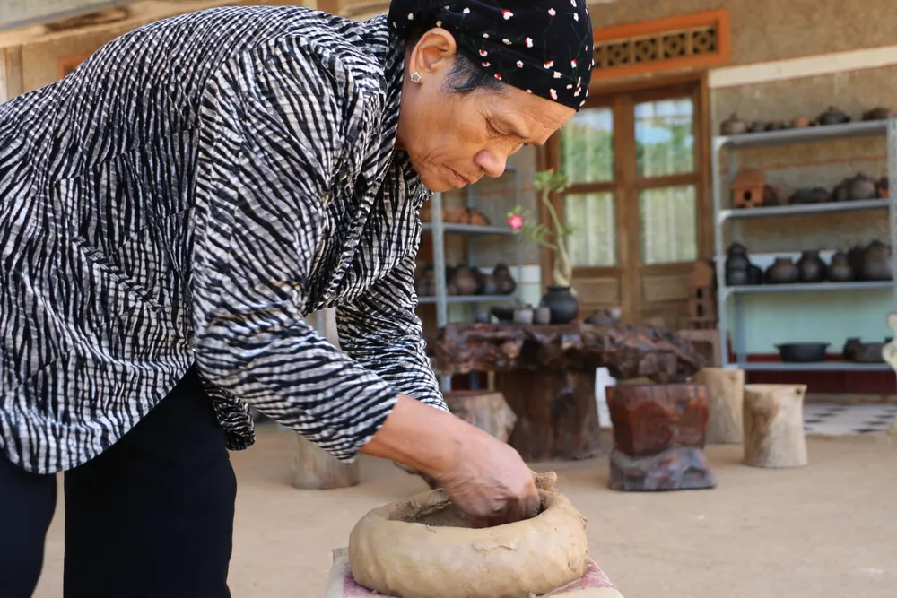Bà Ma Ly đang tạo tác chiếc bình.