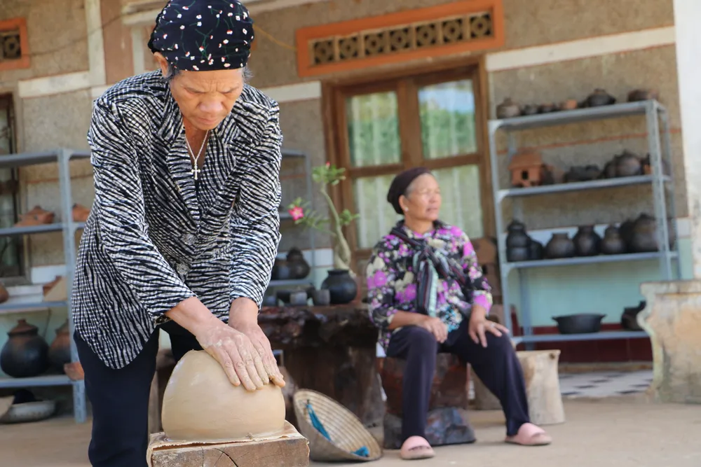 Chiếc bình dần hình thành dưới bàn tay của người nghệ nhân.