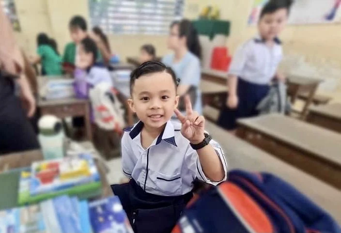 Học sinh lớp khối lớp 1 ở An Giang hớn hở ngày tựu trường. Ảnh: KHANG DUY