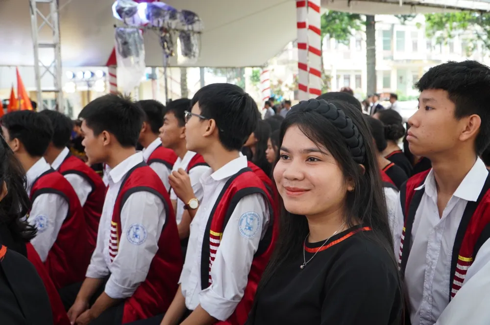Học sinh trường Phổ thông Dân tộc nội trú tỉnh Gia Lai ngày khai trường. Ảnh: LÊ KIẾN