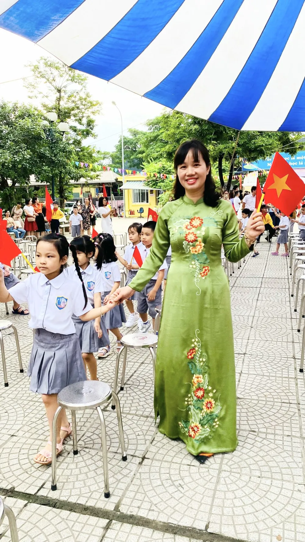 Cô giáo Nguyễn Thị Thu Huyền - giáo viên CN lớp 1A2 trường Tiểu học Nam Từ Liêm- Hà Nội dẫn các em lớp 1 vào sân trường. Ảnh: MINH TRÚC