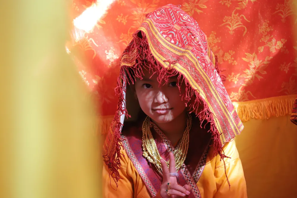 Một thiếu nữ trong trang phục truyền thống chuẩn bị sang làm lễ trưởng thành. 10. Lễ Karơh độc đáo của người Chăm.jpg