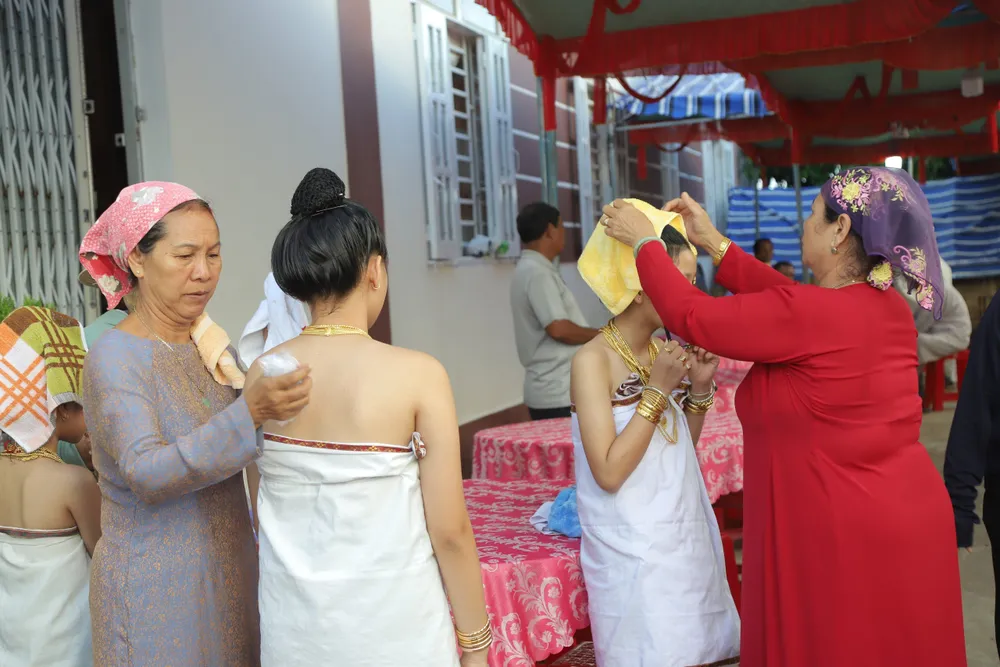 Nghi lễ tắm tẩy trần tại sân nhà. 2. Lễ Karơh độc đáo của người Chăm.jpg