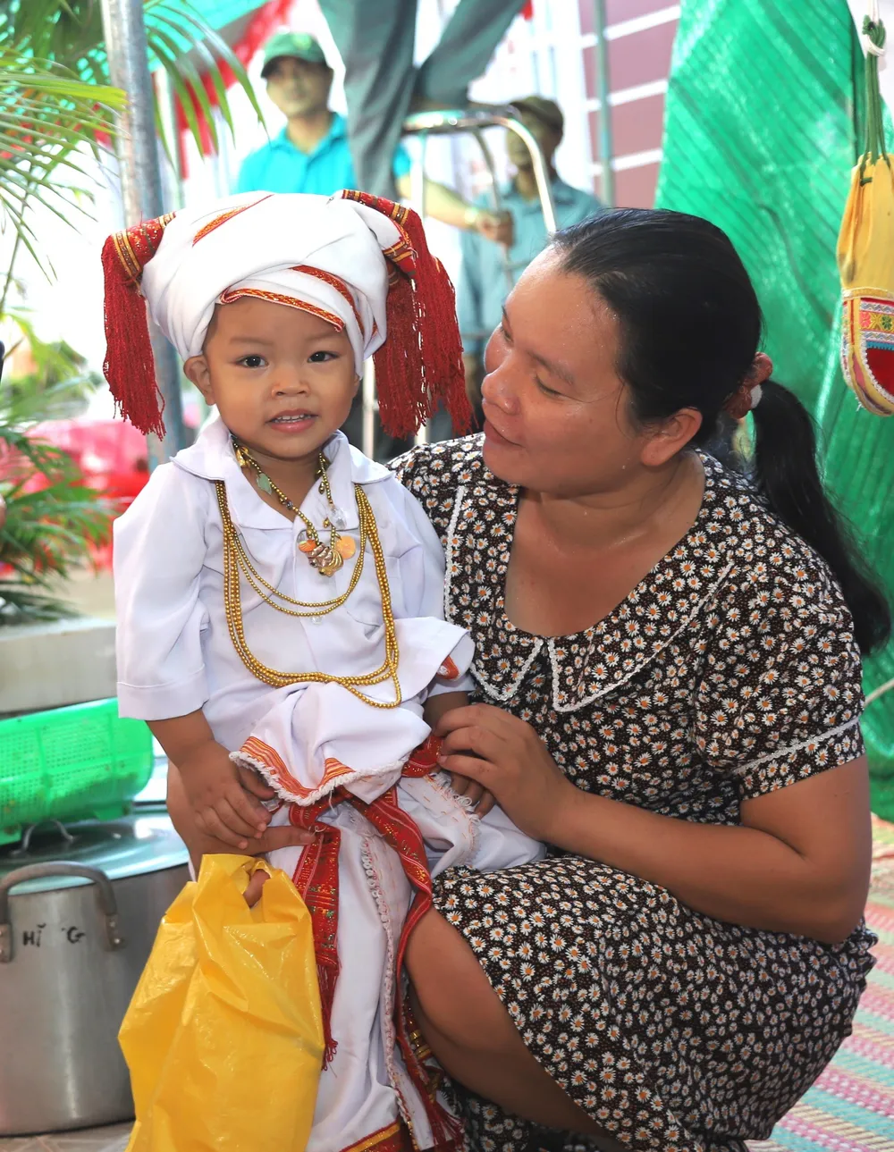 Cậu bé Nưk pô thìh là người làm chứng linh thiêng nhất với thánh Allah, cũng được mặc trang phục truyền thống chuẩn bị vào nhà lễ. 5. Lễ Karơh độc đáo của người Chăm.jpg