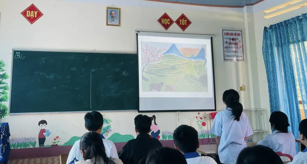 Kiểm tra bài cũ bằng phương pháp tích hợp mĩ thuật là cách mà cô Vũ Thị Mừng đang áp dụng. kiem-tra-bai-cu.jpg