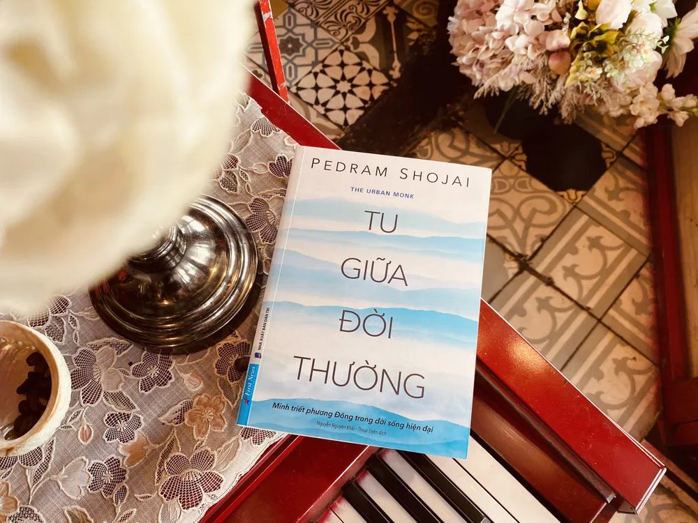 Pedram Shojai đã dành trọn sự nghiệp của mình cho việc đưa minh triết phương Đông cổ xưa vào cuộc sống của những người bình thường ở thời hiện đại. tu-giua-doi-thuong-2-9142-5326.jpg