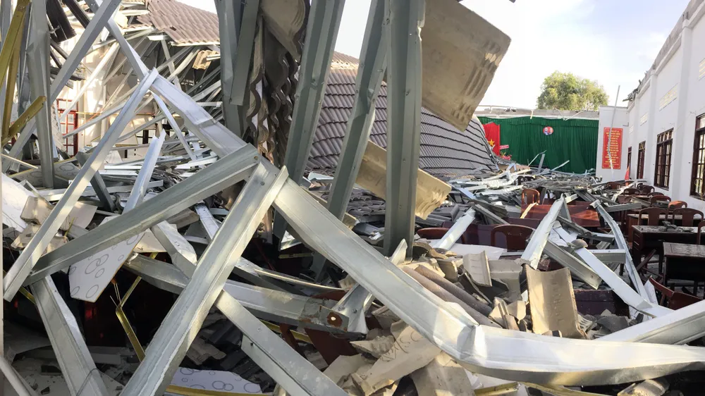 Sập mái hội trường ở Hậu Giang: Phòng ban xin rút kinh nghiệm ảnh 3