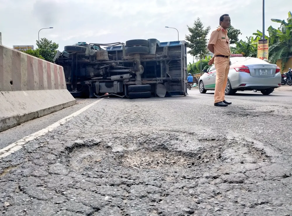 Cần Thơ: Nhiều tuyến đường hư hỏng do nước ngập ảnh 2