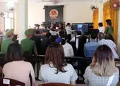 Vụ giết người ở Phú Quốc: Tòa nghị án kéo dài ảnh 4 Xử vụ giết người ở Phú Quốc: Tòa trình chiếu clip vụ đánh nhau